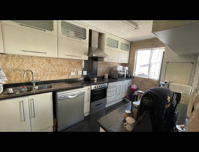 3 BEDROOM TOWNHOUSE FOR SALE IN ESSENWOOD